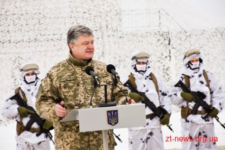 Петро Порошенко вручив бойовий прапор «хижим вовкам» Житомирщини