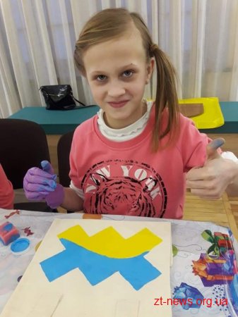 Напередодні Дня Соборності України для дітей-переселенців провели майстер-клас