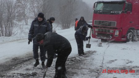 У Житомирському районі вантажівку під час розвороту занесло у кювет
