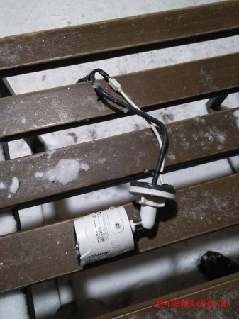 У Житомирі троє молодиків викрали камеру відеонагляду з табло на зупинці