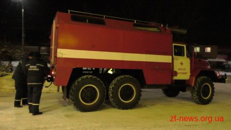У Житомирі рятувальники відбуксирували вантажівку, яка застрягла на одній з вулиць