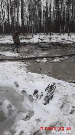 На Олевщині поліція затримала чоловіка, який у мороз організував бурштинову копальню