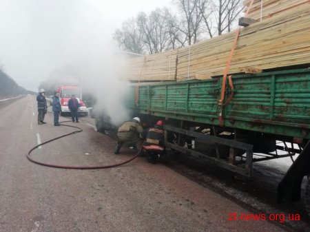 На трасі в Овруцькому районі у вантажівки під час руху загорілось колесо
