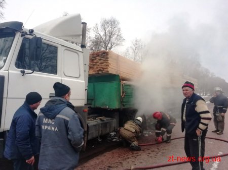 На трасі в Овруцькому районі у вантажівки під час руху загорілось колесо