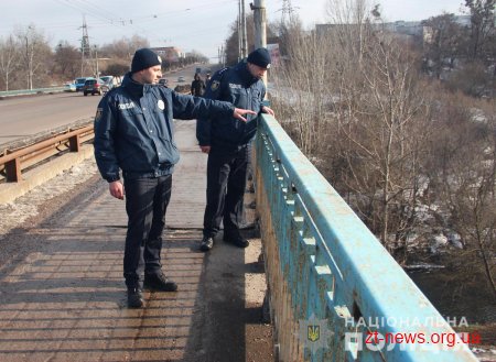 У Житомирі дільничні офіцери поліції врятували жінку від самогубства
