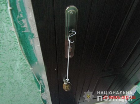 Бердичівські поліцейські розшукують невідомих, що встановили замість дверної ручки гранату