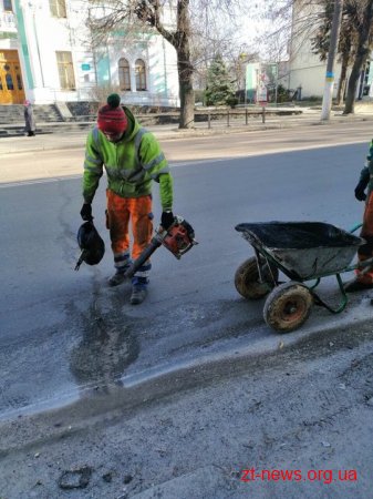 У Житомирі триває плановий аварійно-ямковий ремонт доріг