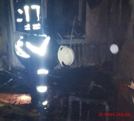 У Житомирі під час пожежі у квартирі вогнеборці врятували подружжя