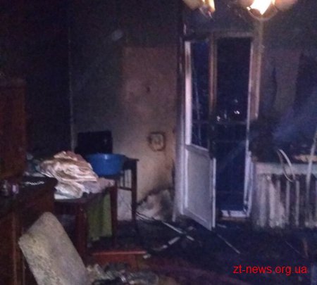 У Житомирі під час пожежі у квартирі вогнеборці врятували подружжя