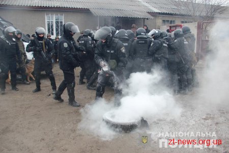 На Житомирщині поліцейські провели масштабні тактико-спеціальні навчання