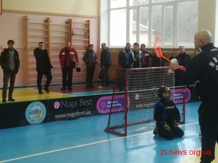 У Житомирській гімназії №23 кияни презентували гру «флорбол»