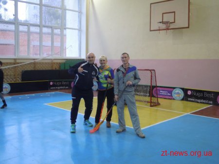 У Житомирській гімназії №23 кияни презентували гру «флорбол»
