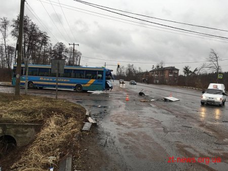 Поблизу Житомира вантажівка в'їхала в автобус