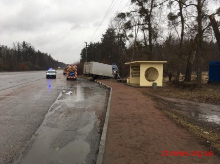 Поблизу Житомира вантажівка в'їхала в автобус