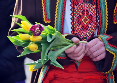 Напередодні свята весни в центрі Житомира жінкам дарували квіти