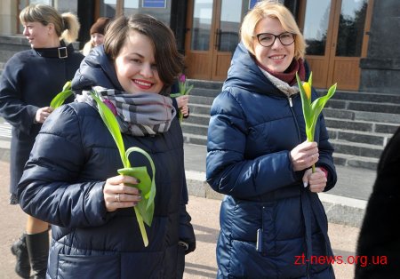 Напередодні свята весни в центрі Житомира жінкам дарували квіти