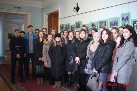 Житомирські школярі відвідали фотовиставку «Скам’янілі душі»
