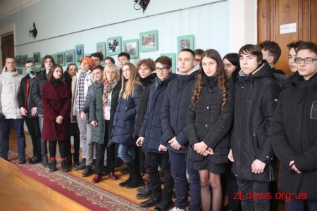 Житомирські школярі відвідали фотовиставку «Скам’янілі душі»