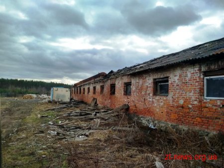 На Житомирщині горів цегляний склад, де зберігали деревне вугілля
