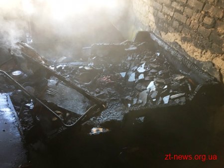 У Новограді-Волинському під час пожежі в багатоповерхівці вогнеборці врятували чоловіка