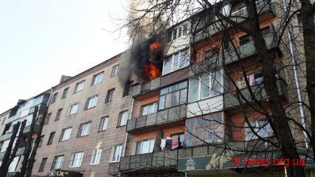 У Новограді-Волинському під час пожежі в багатоповерхівці вогнеборці врятували чоловіка