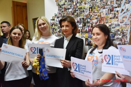 Марина Порошенко разом із донькою Євгенією у Житомирі долучилися до флешмобу «Lots of Socks»