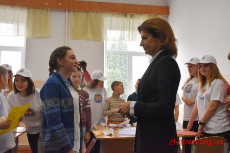 Марина Порошенко разом із донькою Євгенією у Житомирі долучилися до флешмобу «Lots of Socks»