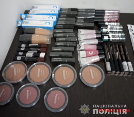 У Житомирі поліцейські затримали жінку, яка викрала у супермаркеті косметики майже на 7 тисяч гривень