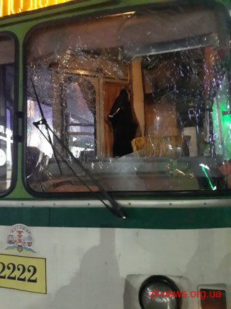 У Житомирі компанія хуліганів розбила лобове скло тролейбуса