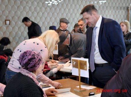 Мер Житомира Сергій Сухомлин прийшов голосувати разом із губернатором та віце-прем’єр-міністром