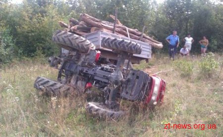 На Ружинщині невдалі маневри трактором закінчилися травмуванням керманича