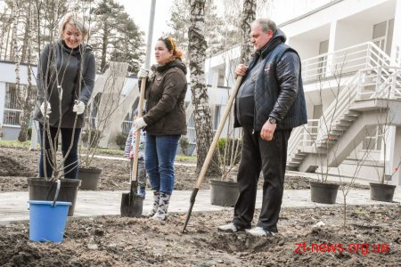 Геннадій Зубко, Ігор Гундич та волонтери висадили алею магнолій і троянд біля Центру вертебрології