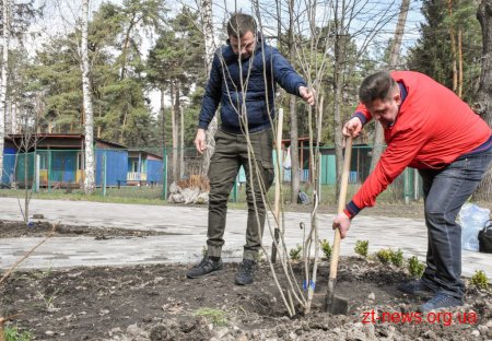 Геннадій Зубко, Ігор Гундич та волонтери висадили алею магнолій і троянд біля Центру вертебрології