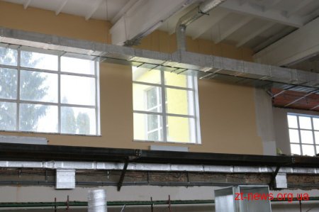 У спорткомплексі «Динамо» продовжують ремонт усередині приміщення
