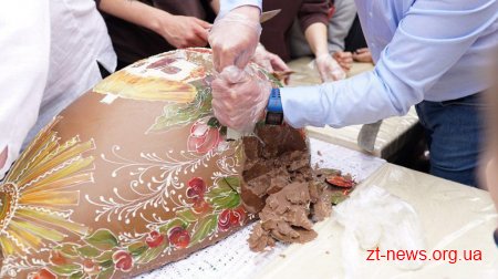 У Житомирі розбили шоколадну писанку вагою 100 кг
