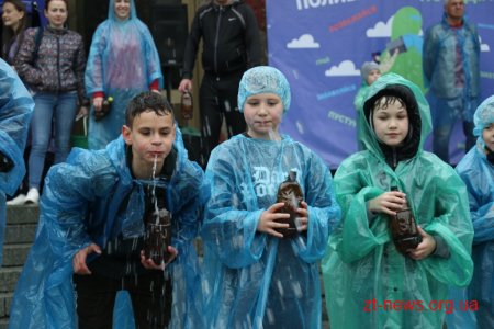 Не дивлячись на дощ у Житомирі відбулося традиційне обливання водою