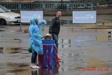 Не дивлячись на дощ у Житомирі відбулося традиційне обливання водою