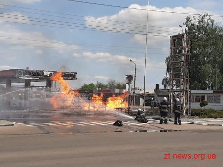 Рятувальники загасили пожежу на автозаправці у Житомирі