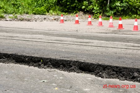 На вулиці Параджанова у Житомирі укладають вирівнюючий шар асфальтобетону