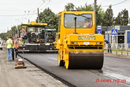 На вулиці Параджанова у Житомирі укладають вирівнюючий шар асфальтобетону