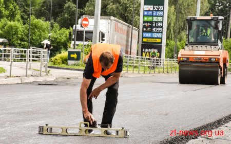 На вулиці Параджанова у Житомирі укладають вирівнюючий шар асфальтобетону