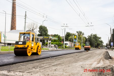 На вулиці Параджанова у Житомирі укладають вирівнюючий шар асфальтобетону