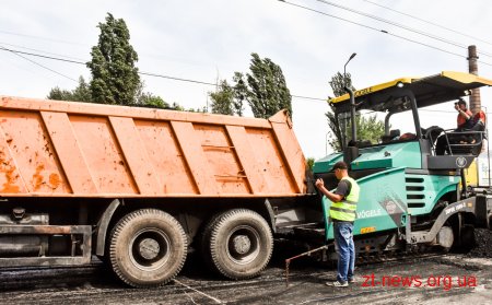 На вулиці Параджанова у Житомирі укладають вирівнюючий шар асфальтобетону