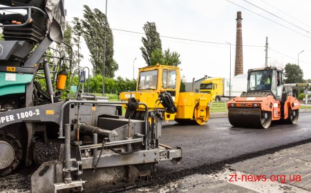 На вулиці Параджанова у Житомирі укладають вирівнюючий шар асфальтобетону