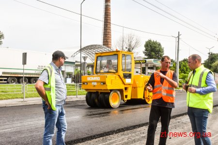 На вулиці Параджанова у Житомирі укладають вирівнюючий шар асфальтобетону