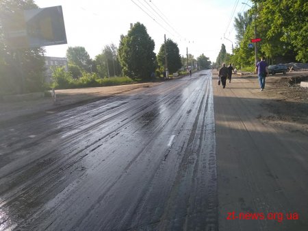 На вулиці Параджанова у Житомирі укладають вирівнюючий шар асфальтобетону