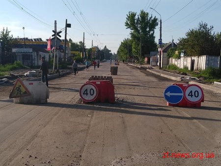 На вулиці Параджанова у Житомирі укладають вирівнюючий шар асфальтобетону