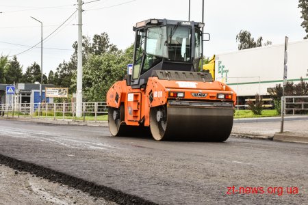 На вулиці Параджанова у Житомирі укладають вирівнюючий шар асфальтобетону