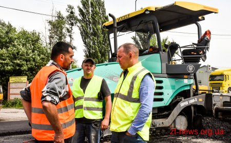 На вулиці Параджанова у Житомирі укладають вирівнюючий шар асфальтобетону