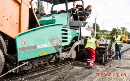 На вулиці Параджанова у Житомирі укладають вирівнюючий шар асфальтобетону